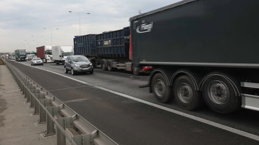 Środkowy pas w kierunku Warszawy jest zablokowany po kolizji z udziałem trzech pojazdów (fot. TVP3 Wrocław, zdjęcie ilustracyjne)