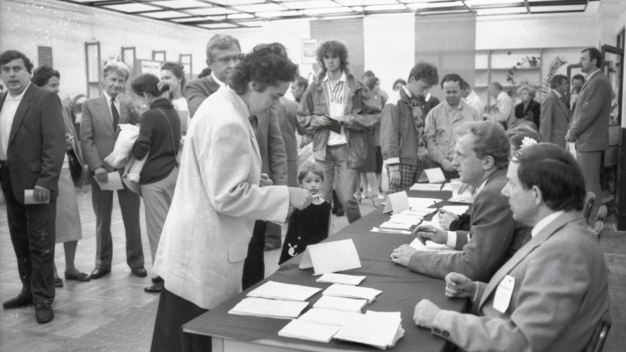 4 czerwca 1989 odbyły się jedynie częściowo wolne wybory (fot. arch.PAP/J.Mazur)
