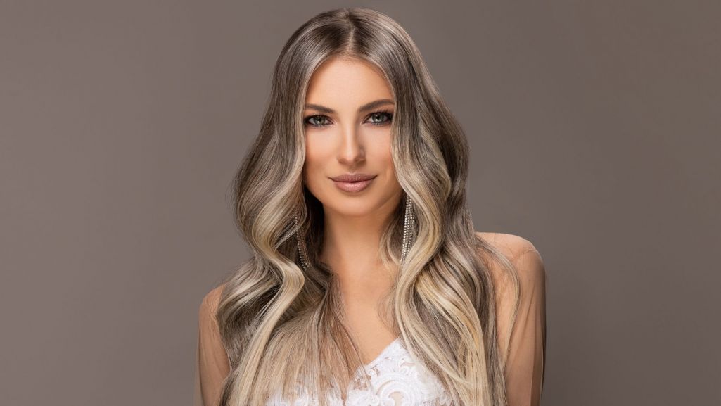 Dlugie i wymodelowane włosy będą pasowały do wielu stylizacji, nie tylko do sukni ślubnej. Fot. Sofia Zhuravetc/Shutterstock