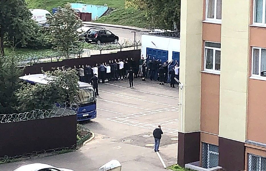 Унутраны двор Савецкага РУУС Менску. 10–11 жніўня 2020 года. (Фота: fruman.info)