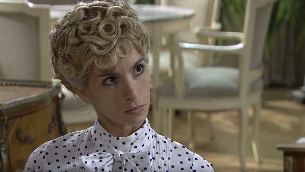 W 519. odcinku serialu „Akacjowa 38” Cayetana zacznie coraz bardziej ingerować w życie Teresy. Fot. mat. prasowe TVP