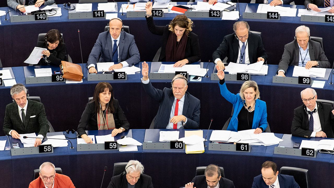Spośród osób, które zadeklarowały chęć udziału w wyborach 37 proc. to zwolennicy PiS (fot. PAP/EPA/PATRICK SEEGER) Spośród osób, które zadeklarowały chęć udziału w wyborach 37 proc. to zwolennicy PiS (fot. PAP/EPA/PATRICK SEEGER)