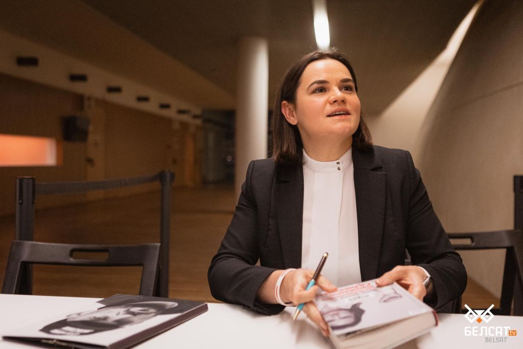 Святлана Ціханоўская падпісвае кнігу «Lodołamaczka. Swiatłana Cich (Фота: Уладзімір Яўстаф’еў / Белсат)