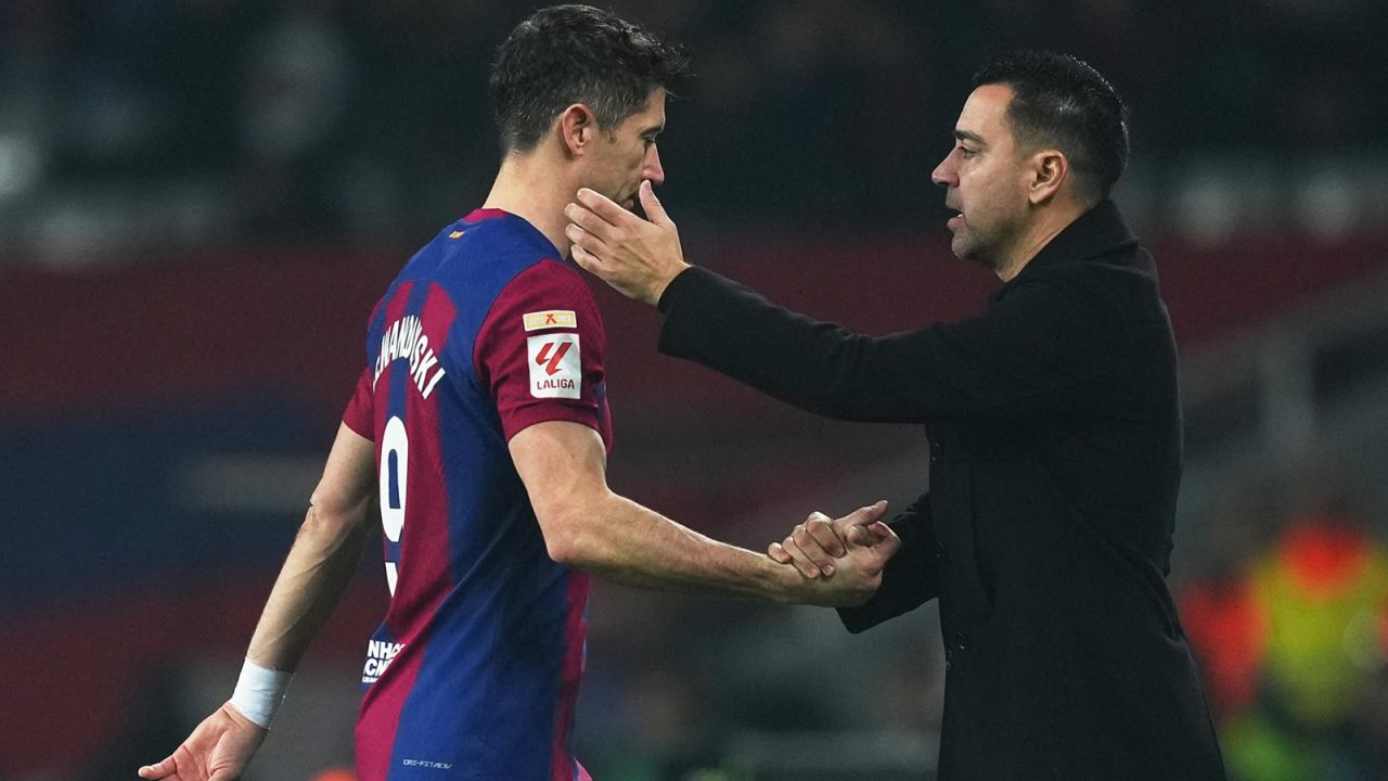 Robert Lewandowski i Xavi Hernandez w meczu Barcelony (fot. Getty).