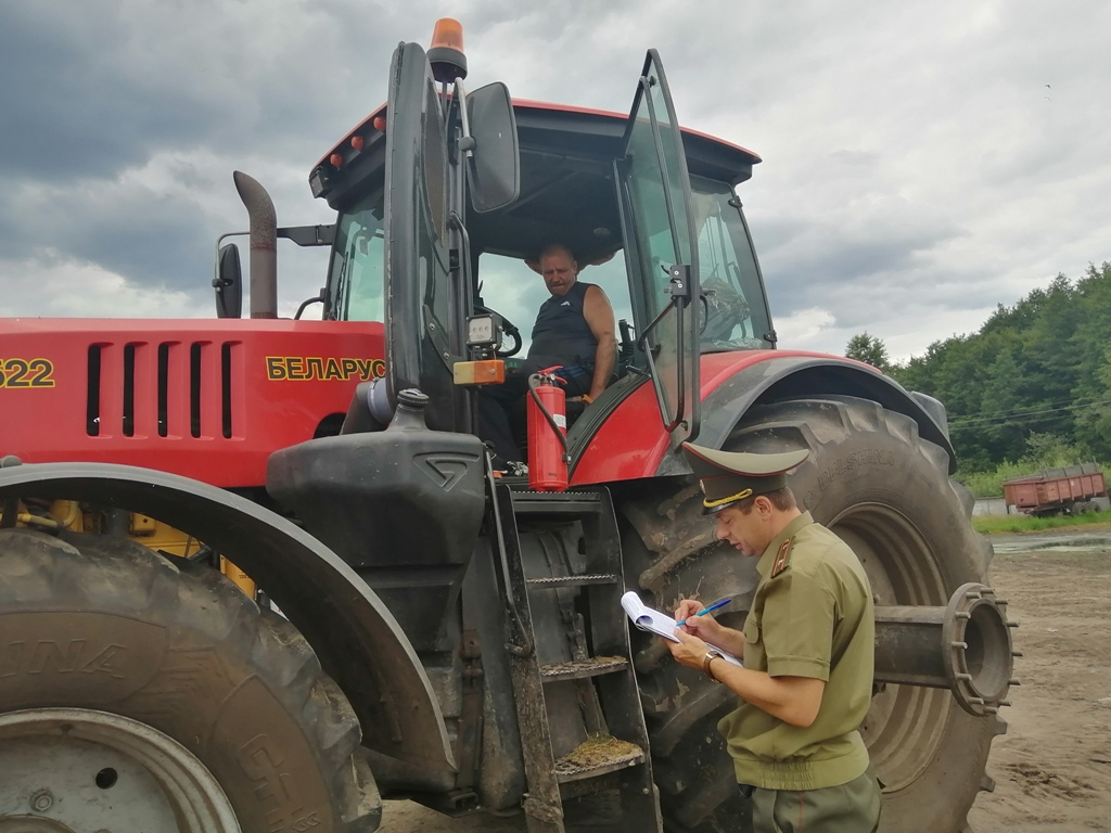 Здымак мае ілюстрацыйны характар. Супрацоўнік Міністэрства надзвычайных сітуацыяў інспектуе ўборку ўраджаю. Лельчыцы, Беларусь. 23 ліпеня 2022 года. (Фота: mchs.gov.by)