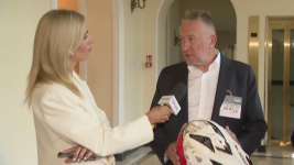 Rafał Sonik, kierowca rajdowy i ambasador akcji Telewizji Polskiej „Kask nie boli” (fot. TVP Info)
