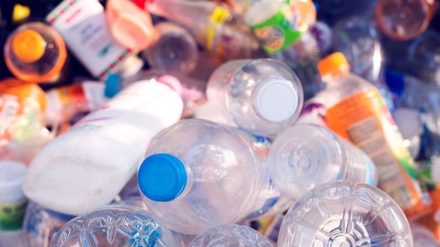 Koniec z plastikiem w Puszczykowie (fot. Shutterstock/Teerasak Ladnongkhun)