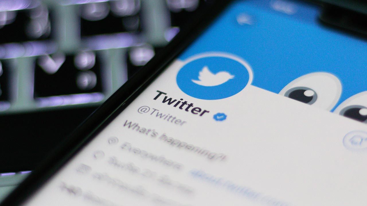 925 tysięcy fanów dołączyło do swojego wpisu cytat ze wspomnianego tweeta na koncie Chadwicka Bosemana (fot. Shutterstock/Twin Design) 925 tysięcy fanów dołączyło do swojego wpisu cytat ze wspomnianego tweeta na koncie Chadwicka Bosemana (fot. Shutterstock/Twin Design)