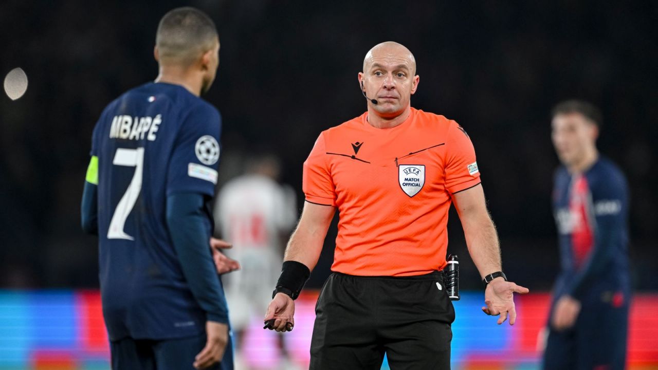 Szymon Marciniak w meczu PSG z Newcastle (Fot. Getty Images)