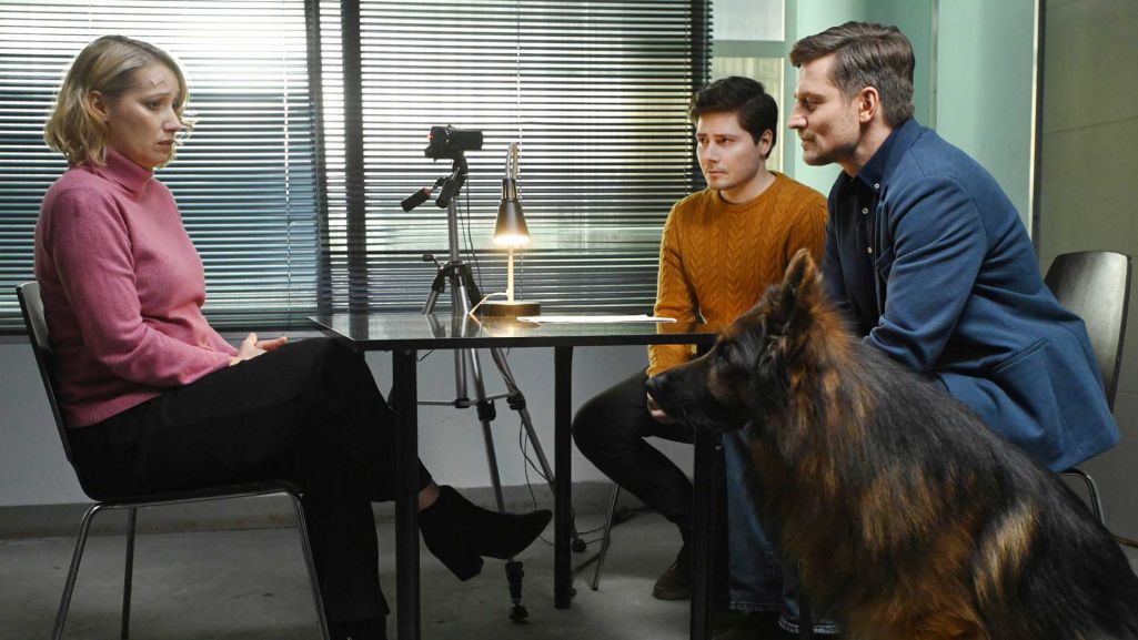 W 264. odcinku serialu „Komisarz Alex” funkcjonariusze badali sprawę zabójstwa mężczyzny, przy którym nie znaleziono dokumentów. Fot. Materiały prasowe TVP