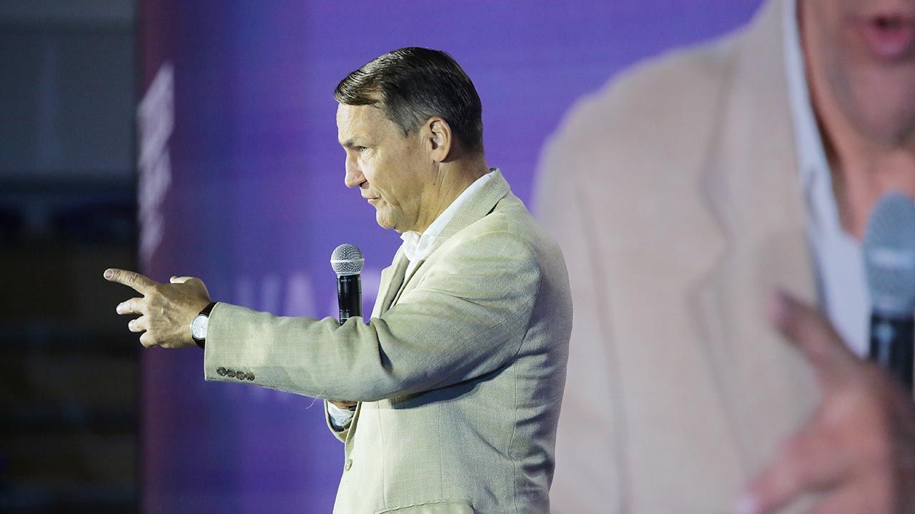 „Sam Sikorski zdaje się, że nie do końca zrozumiał wagę napisanych przez siebie zarzutów” (fot. PAP/Tomasz Waszczuk) „Sam Sikorski zdaje się, że nie do końca zrozumiał wagę napisanych przez siebie zarzutów” (fot. PAP/Tomasz Waszczuk)