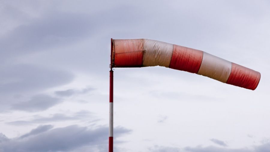 Дует сильный ветер. Ветер с подветренной стороны скад. Сильный ветер. Very strong wind. Приснился ветер на улице ураганный.