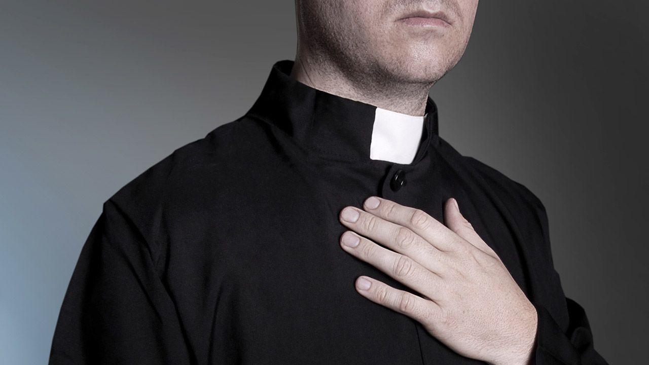 Księża są jak samoloty – mówi się głównie o tych kilku, co upadli, a nie o tych dziesiątkach tysięcy, którzy nadal wykonują swoje zadania (fot. Shutterstock/ambrozinio) Księża są jak samoloty – mówi się głównie o tych kilku, co upadli, a nie o tych dziesiątkach tysięcy, którzy nadal wykonują swoje zadania (fot. Shutterstock/ambrozinio)