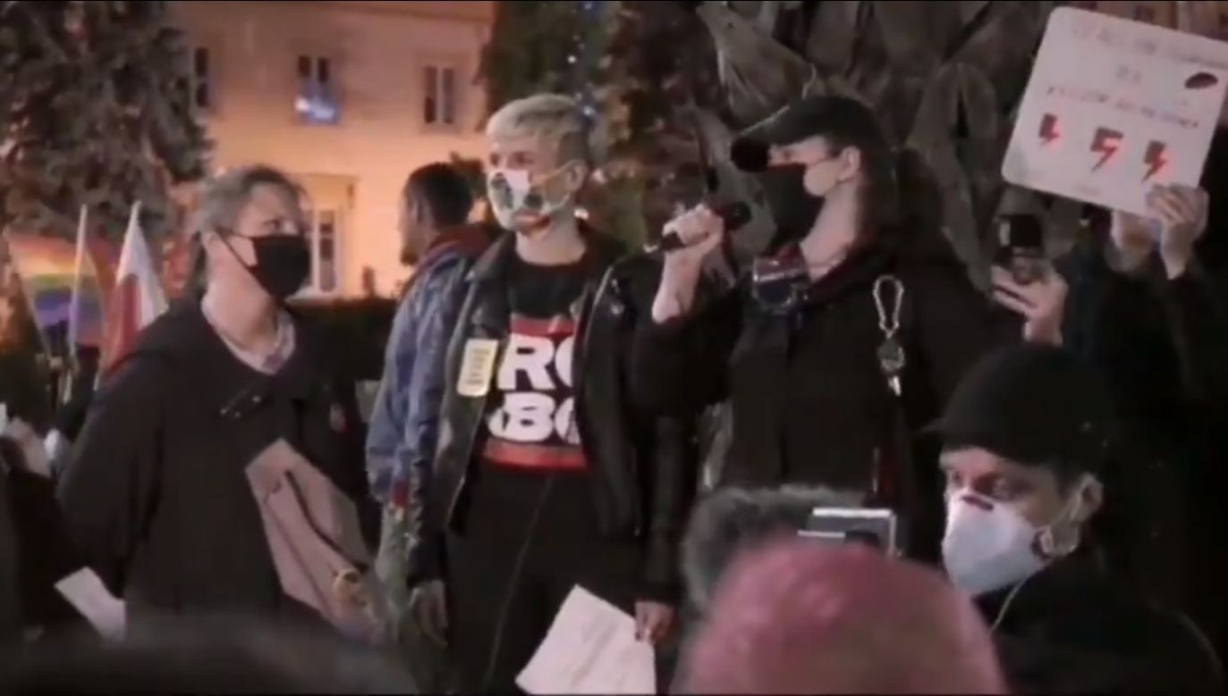 Ludzi W Warszawie Bila Niemiecka Antifa Analiza Nagrania Na Kanale Szarpanki Z Zyciem Wieszwiecej Tvp Info
