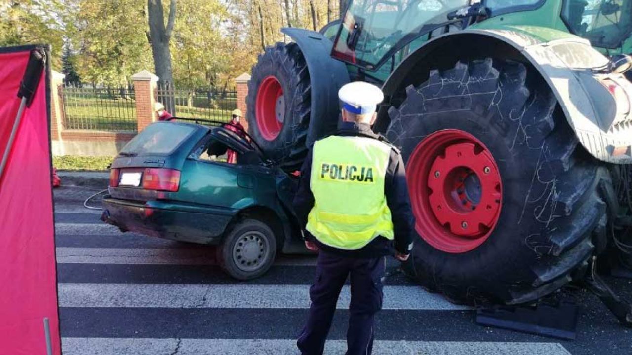 Ciągnik zmiażdżył osobówkę (fot. Policja) Ciągnik zmiażdżył osobówkę (fot. Policja)