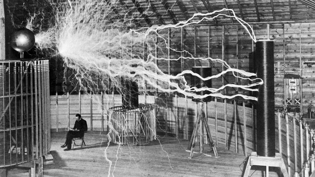 Nikola Tesla w swoim laboratorium około roku 1899. Fot. Wikimedia/ Dickenson V. Alley/ Losmi