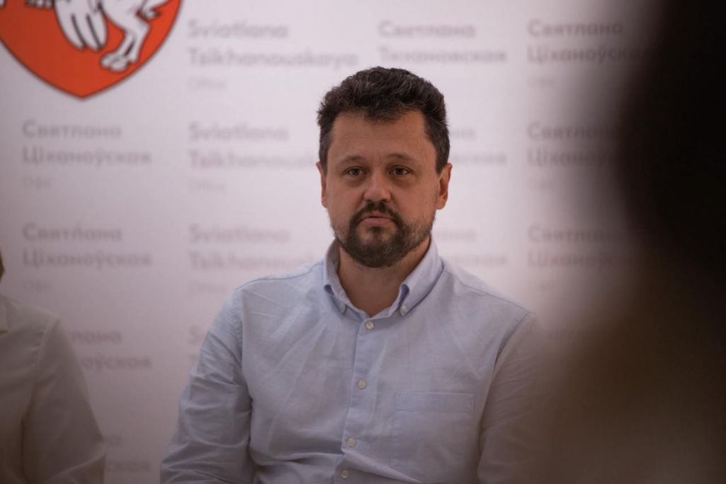 Аляксей Лявончык падчас прэс-канферэнцыі па прэзентацыі Міжнароднага гуманітарнага фонду дапамогі палітвязням. Фота: Светлана Тихановская / Telegram