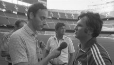 Dariusz Szpakowski i Antoni Piechniczek na stadionie Camp Nou podczas MŚ 1982 (fot. PAP/Adam Hawałej) (