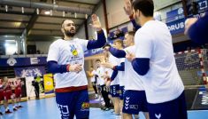 Szpaler szczypiornistów Torus Wybrzeża Gdańsk i Górnika Zabrze (fot. PGNiG Superliga)
