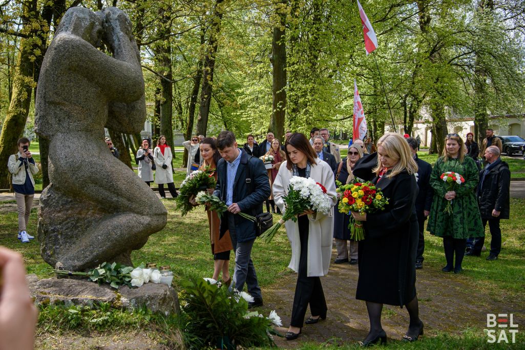 Святлана Ціханоўская і прадстаўнікі пасольстваў і дыпламатычных місій у Вільнюсе прымаюць удзел у цырымоніі ўскладання кветак помніку «Маці Чарнобылю» — у памяць аб ахвярах аварыі на Чарнобыльскай АЭС. Вільня, Літва. 26 красавіка 2024 года. (Фота: Белсат)
