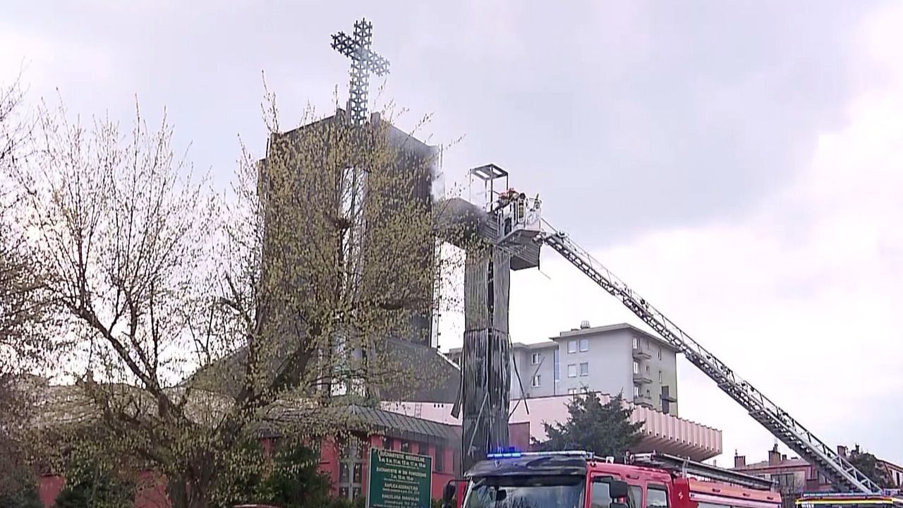Pożar historycznego krzyża papieskiego. Akcja służb w Warszawie