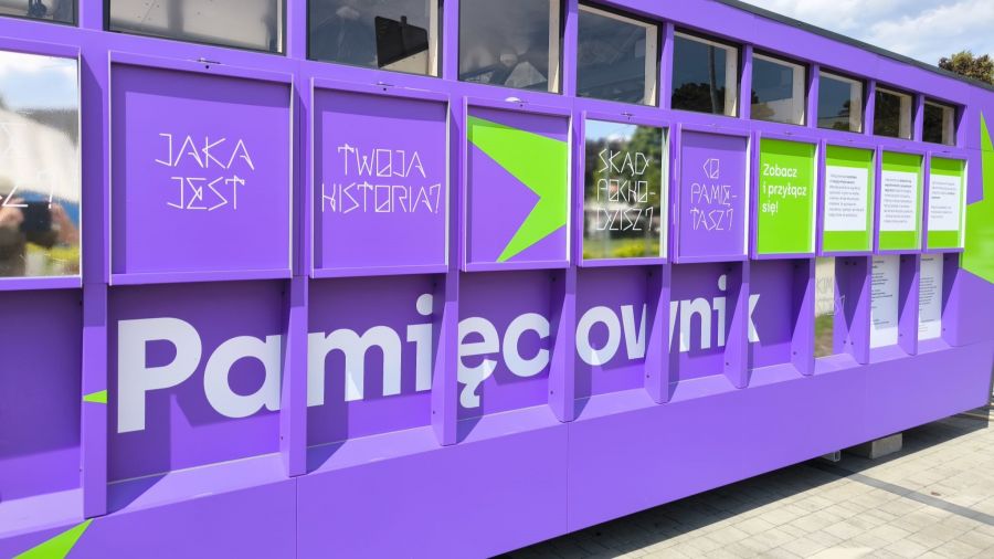Obok Pszczyńskiego Centrum Kultury stanął Pamięciownik. Fot. Ireneusz Kaznocha TVP3 Katowice