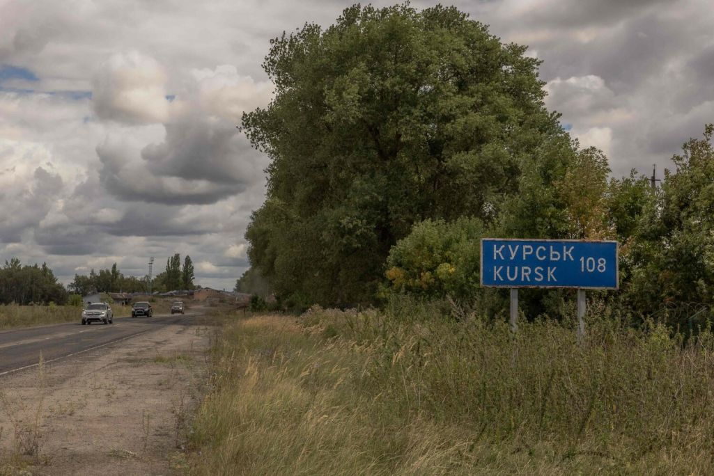Здымак мае ілюстрацыйны характар. Украінская вайсковая тэхніка праязджае праз пункт перасячэння мяжы з Расеяй у Сумскай вобласці, Уркіана. 13 жніўня 2024 года. Фота: Roman Pilipey / AFP / East News