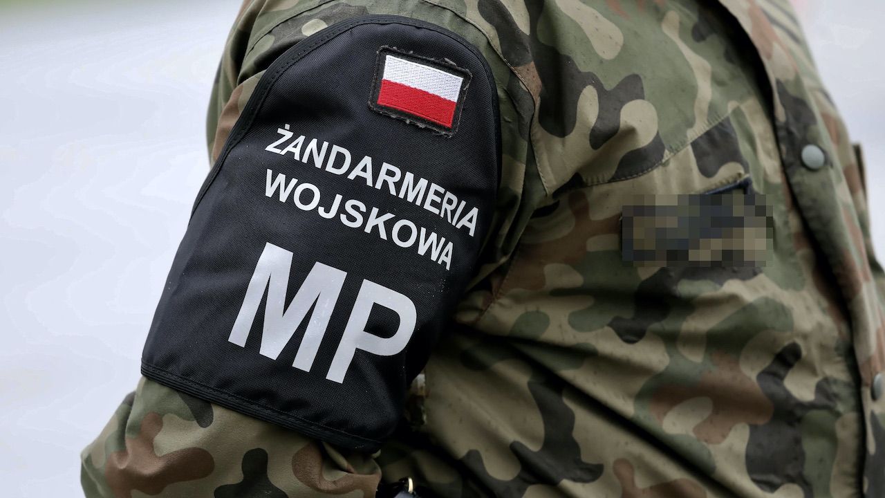 W czynnościach w Braniewie brała udział Żandarmeria Wojskowa (fot. arch.PAP/Tomasz Gzell) W czynnościach w Braniewie brała udział Żandarmeria Wojskowa (fot. arch.PAP/Tomasz Gzell)