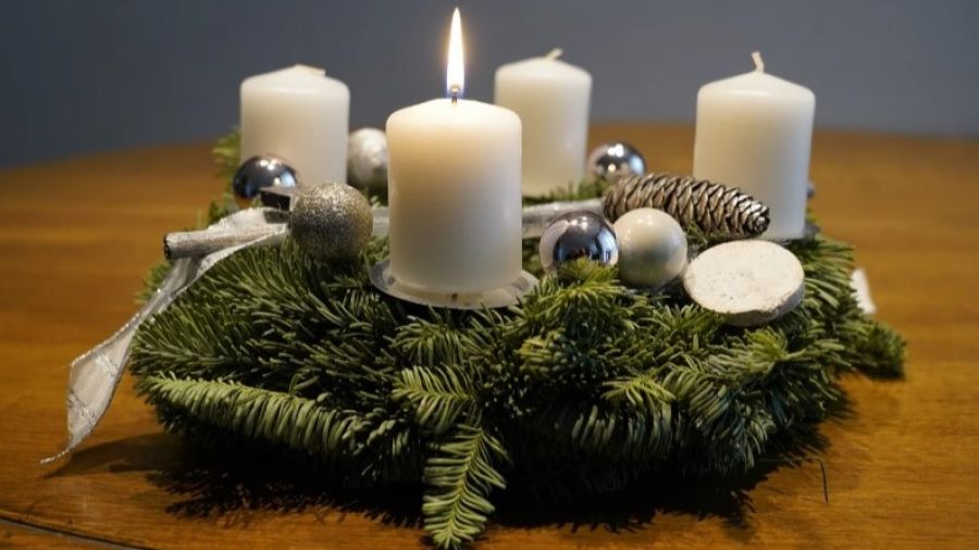 Każda ze świec symbolizuje jedną niedzielę adwentu. Fot. Pixabay.com