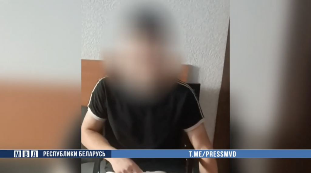 Хлопец, якога затрымалі за дапамогу тэлефонным ашуканцам. (Скрыншот: «Белсат»)