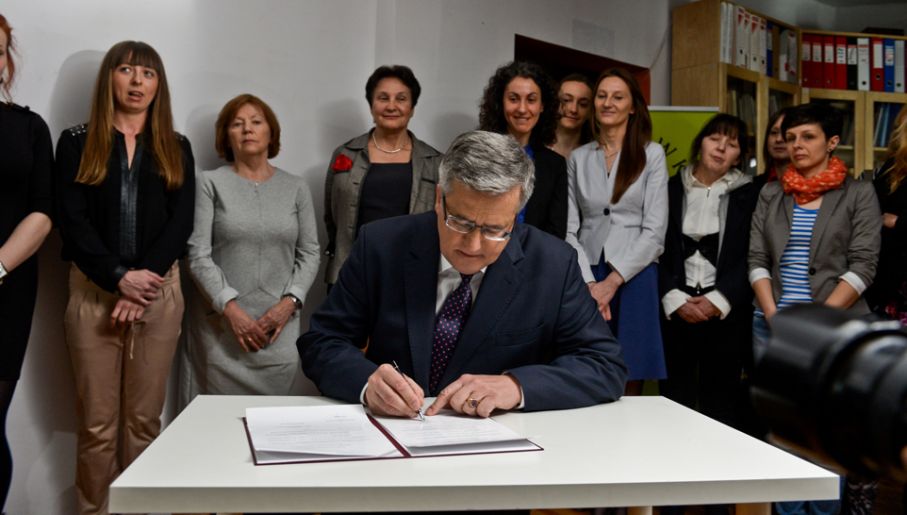 Prezydent Bronisław Komorowski ratyfikował konwencję o zapobieganiu i zwalczaniu przemocy wobec kobiet i przemocy domowej (fot. PAP/Marcin Obara)