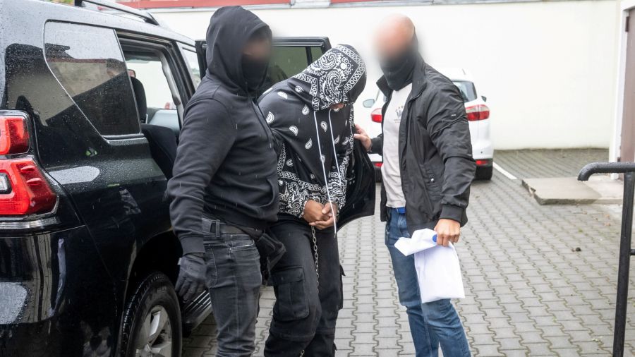 Doprowadzenie do Prokuratury Rejonowej w Świeciu Kolumbijczyka podejrzewanego o udział w bójce i ucieczkę samochodem przed policją w Nowem koło Świecia (fot. PAP/Tytus Żmijewski)