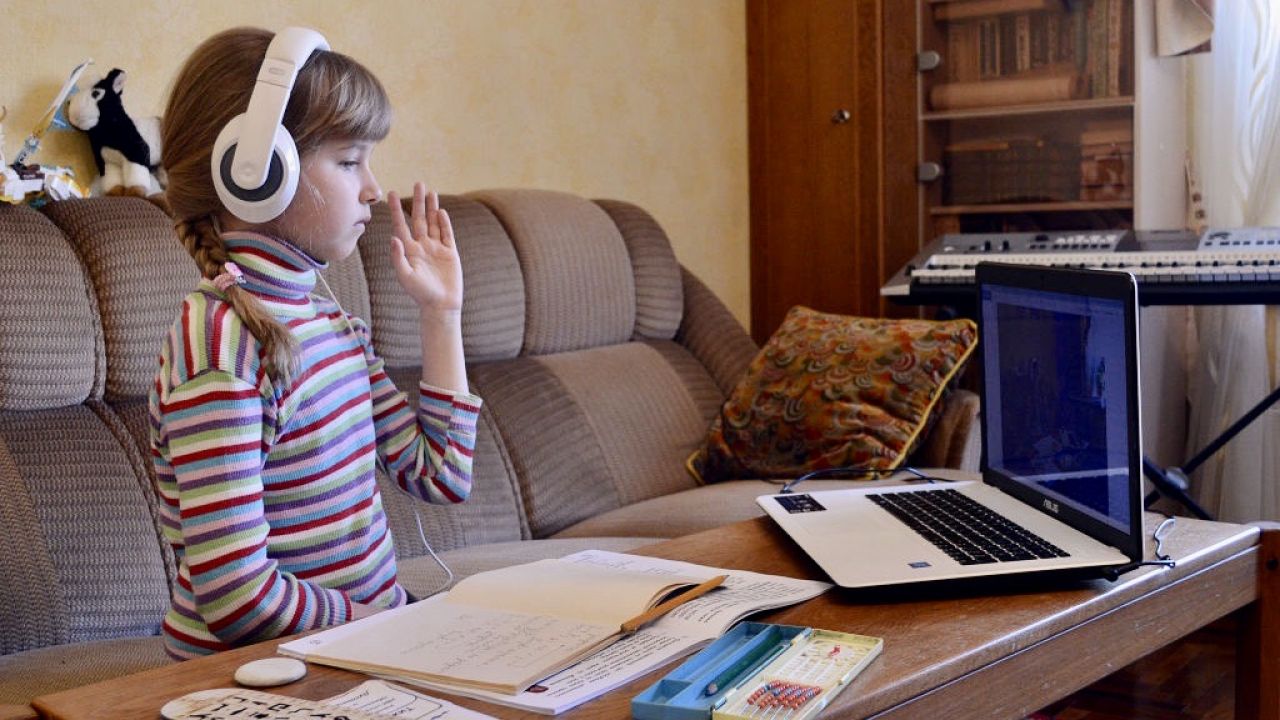 Coraz więcej rodziców może zapewnić też każdemu dziecku sprzęt do nauki online (fot. Yevhen Kotenko/Ukrinform/Barcroft Media via Getty Images) Coraz więcej rodziców może zapewnić też każdemu dziecku sprzęt do nauki online (fot. Yevhen Kotenko/Ukrinform/Barcroft Media via Getty Images)