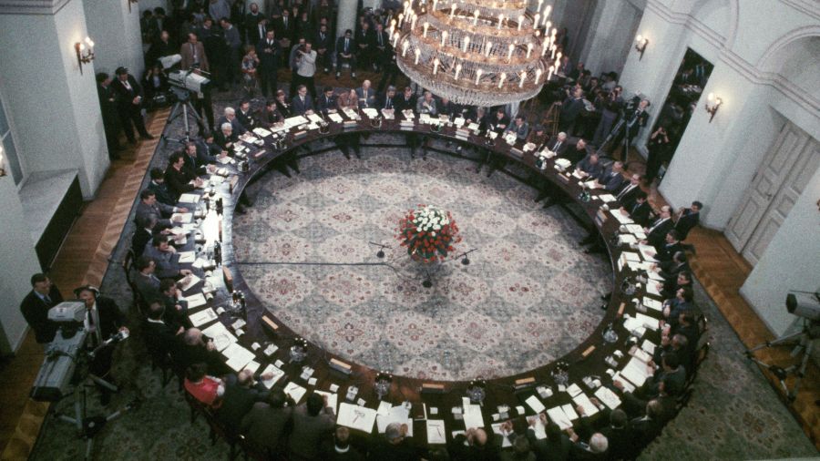 Okrągły Stół 5 kwietnia 1989 r. w Warszawie, koniec negocjacji między Solidarnością a komunistycznym rządem PRL. Fot. Jerzy KOSNIK / Gamma-Rapho via Getty Images