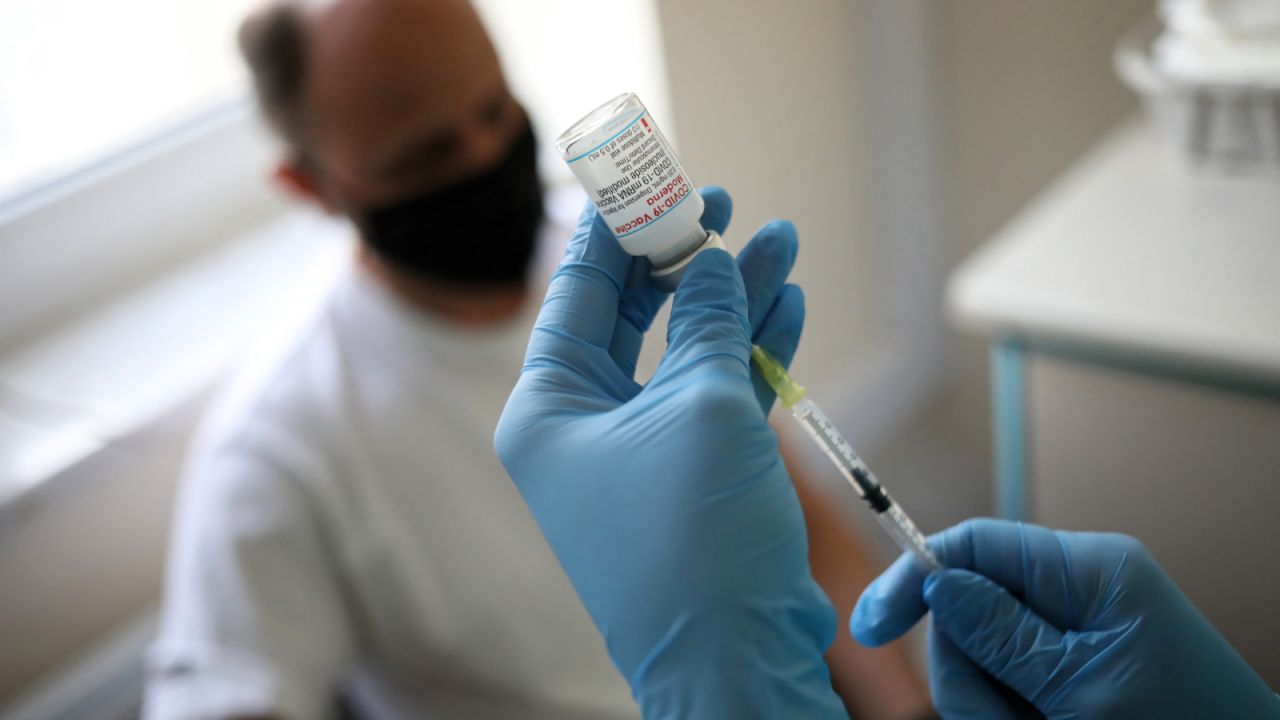 Jak się zapisać na szczepienie? (fot. PAP)