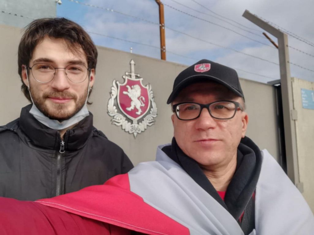 Яўген Муравіцкі разам з праваабаронцам Раманам Кісляком каля будынку Дэпартаменту міграцыі МУС Грузіі. Фота: асабісты архіў героя публікацыі