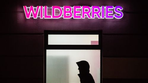 Мужчына праходзіць міма аднаго з пунктаў выдачы «Wildberries» у Санкт-Пецярбургу, Расея. 15 студзеня 2024 года. Здымак мае ілюстрацыйны характар. Фота: Artem Priakhin / SOPA Images / LightRocket via Getty Images