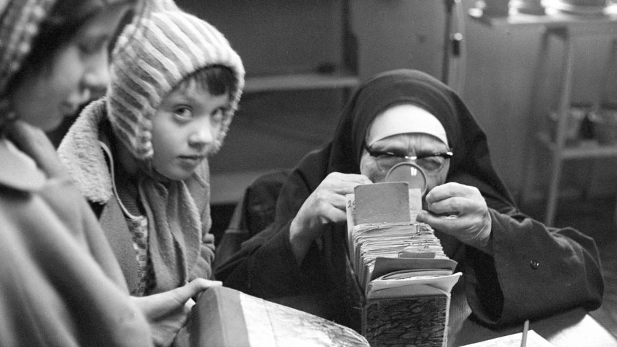 Rok 1975. Ośrodek Szkolno-Wychowawczy dla Dzieci Niewidomych im. Róży Czackiej prowadzony przez Zgromadzenie Sióstr Franciszkanek Służebnic Krzyża i Towarzystwo Opieki nad Ociemniałymi w Laskach; biblioteka z książkami brajlowskimi. Fot. PAP/Maciej Musiał-AR