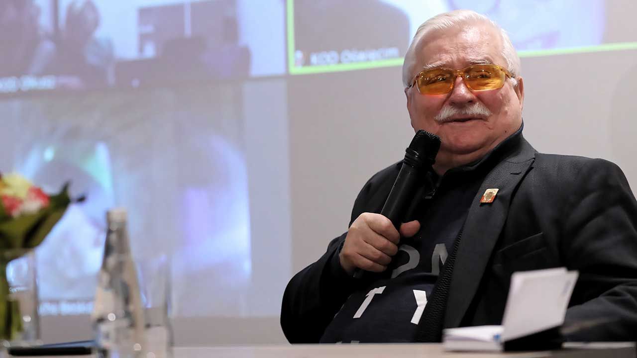 Lech Wałęsa tłumaczył się ze swojego stroju na pogrzebie byłego prezydenta USA (fot. arch. PAP/Grzegorz Momot)