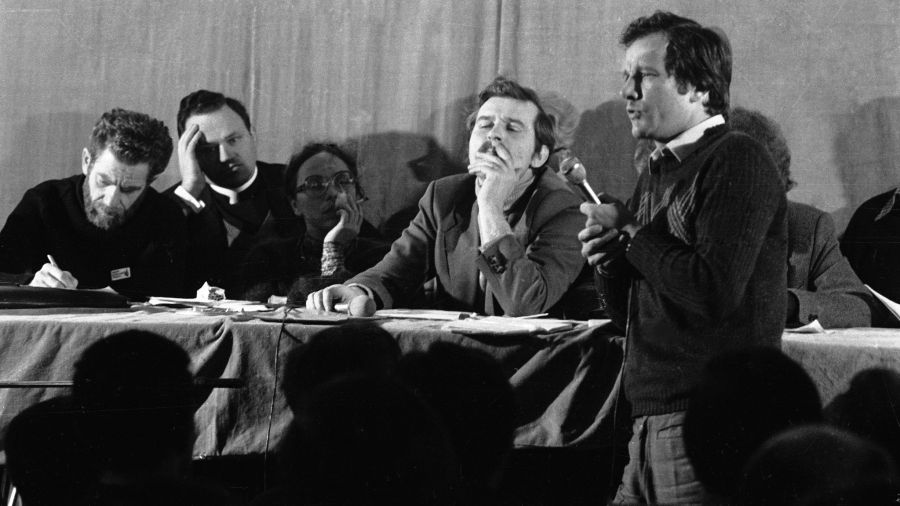 Spotkanie Międzyzakładowego Komitetu Założycielskiego Niezależnego Samorządnego Związku Zawodowego "Solidarność" 6 października 1980. Od lewej: Andrzej Gwiazda, ks. Henryk Jankowski, Joanna Gwiaździna, Lech Wałęsa, przemawia Jan Rulewski. Fot. PAP/Janusz Uklejewski