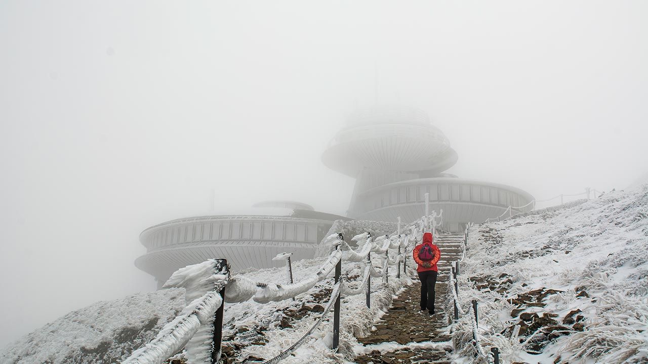 Potężny mróz na Śnieżce (fot. Shutterstock/konradkerker) Potężny mróz na Śnieżce (fot. Shutterstock/konradkerker)