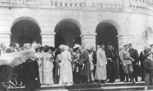 Wizyta Karola Habsburga (w jasnym płaszczu) i jego żony Zyty w Balicach, około 1912 roku. A zatem przed objęciem tronu. Fot. NAC/Koncern Ilustrowany Kurier Codzienny, sygnatura: 1-H-14-1