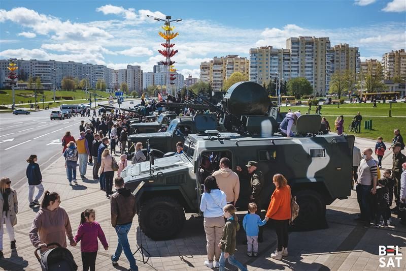 Выстава вайсковай тэхнікі ля парку Перамогі. Менск, Беларусь. 9 траўня 2021 года. Фота: Белсат