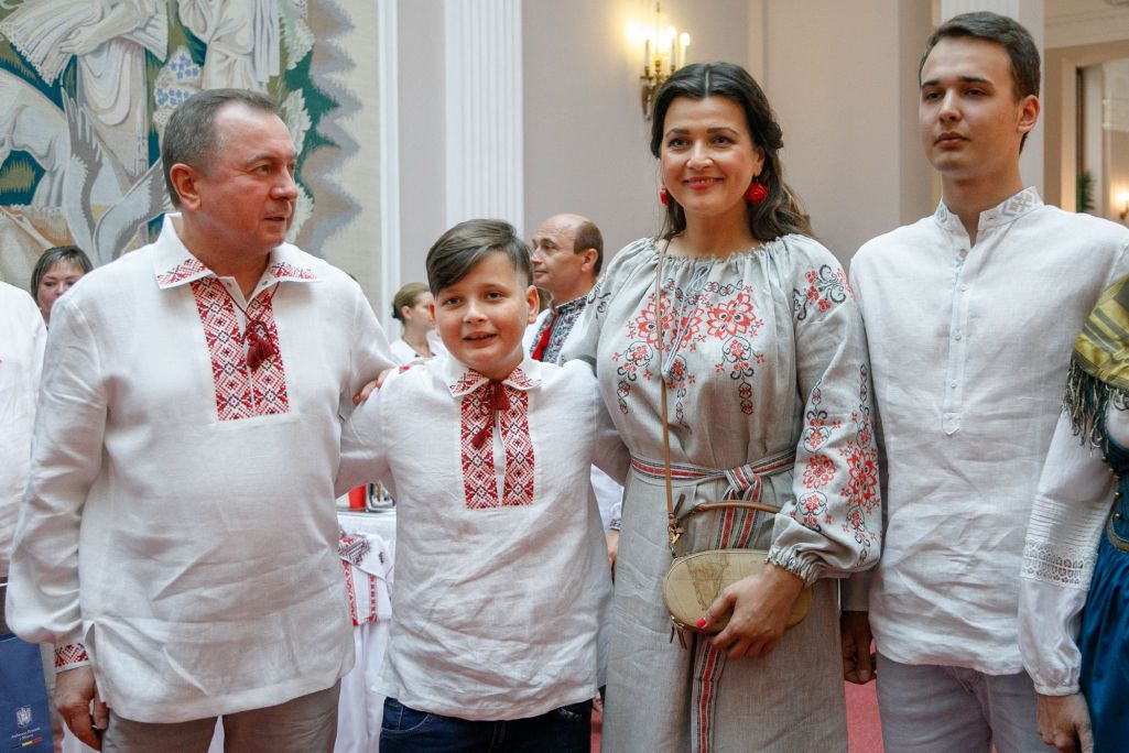 Сям’я Уладзіміра Макея стаіць у традыцыйнай беларускай вышыванцы падчас мерапрыемства «У Беларусі, як дома», арганізаванага МЗС для замежных дыпламатаў. Менск, Беларусь. 5 ліпеня 2019 года: Volha Shukaila / Zuma Press / Forum