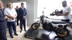 Alaksandr Łukaszenka ogląda nowy motocykl Mińsk (fot. YouTube/ApostropheTV)