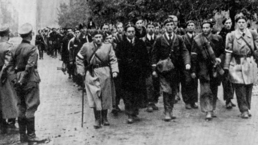5 października 1944 rok. Po kapitulacji Powstania Warszawskiego powstańcy idą do niewoli ul. Nowowiejską. Fot. Wikimedia