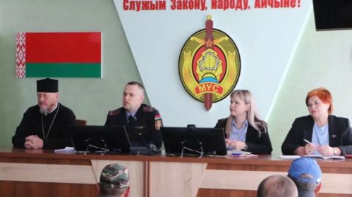 A meeting was held with officials, police officers, and a priest to discuss the issue with the unemployed. Photo: "Zara nad Nemanam."