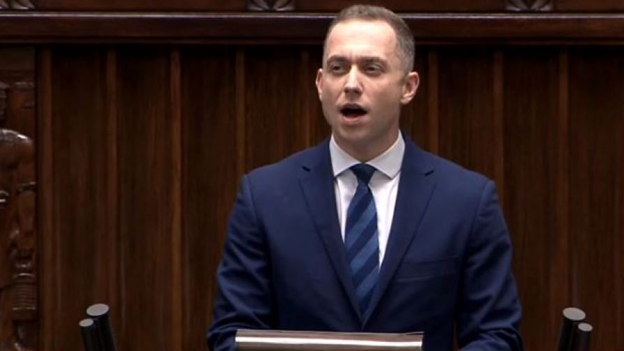 Cezary Tomczyk podczas śpiewania hymnu w Sejmie (fot. TVP) Cezary Tomczyk podczas śpiewania hymnu w Sejmie (fot. TVP)