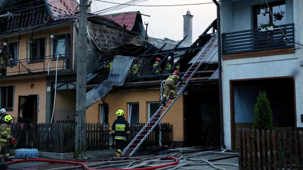 Zapaleniu uległo 21 budynków mieszkalnych (fot. PAP/Grzegorz Momot) Zapaleniu uległo 21 budynków mieszkalnych (fot. PAP/Grzegorz Momot)