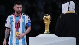 Leo Messi i trofeum za mistrzostwo świata 2022 (fot. Getty Images)